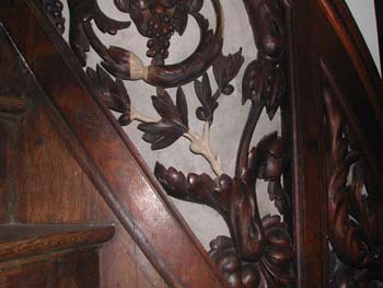 Een detail van de trapleuning van de preekstoel na restauratie